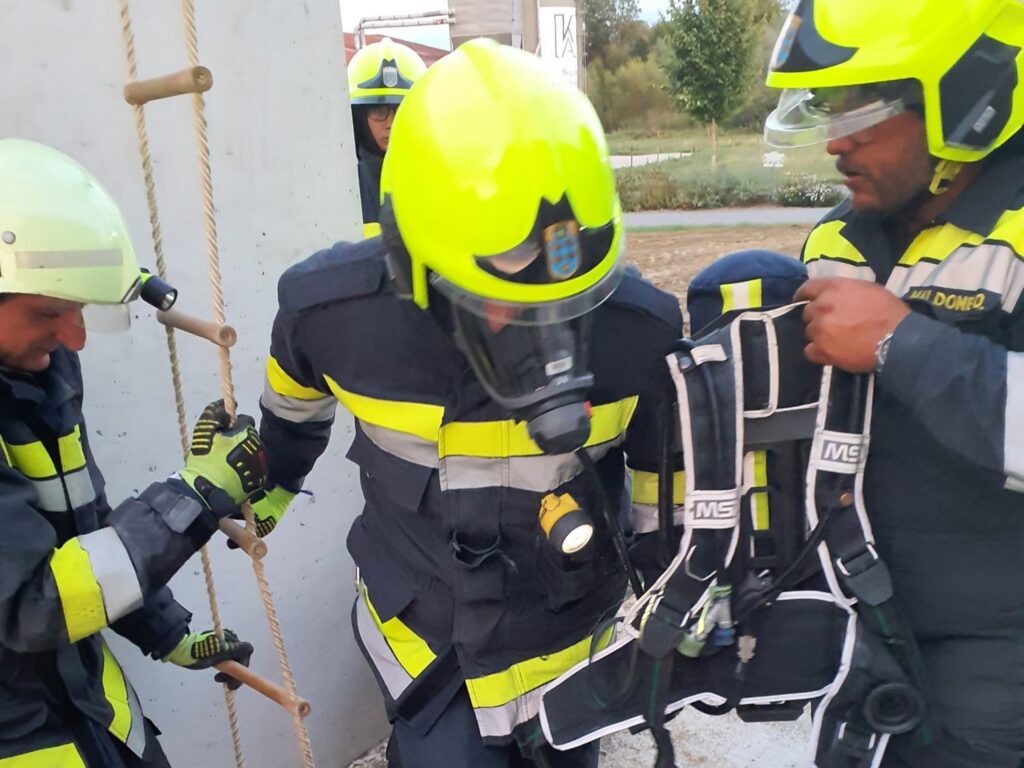 TECHNISCHE ÜBUNG - MENSCHENRETTUNG AUS TIEFEN