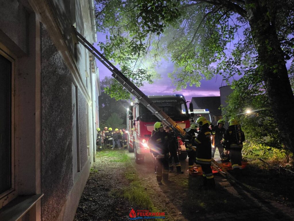 ÜBUNG MIT FEUERWEHRJUGEND - MENSCHENRETTUNG