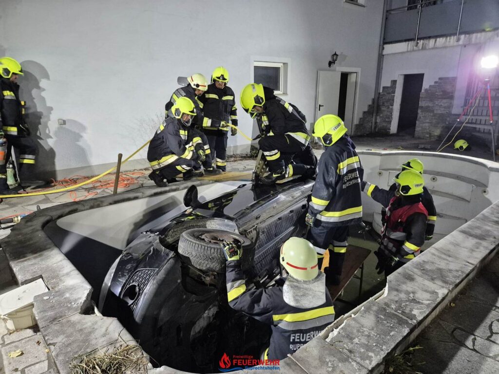 TECHNISCHE ÜBUNG - MENSCHENRETTUNG AUS KFZ