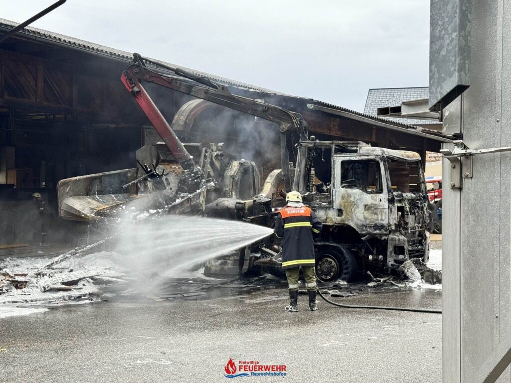 B3- FAHRZEUGBRAND UND ÖLAUSTRITT IN KIRNBERG